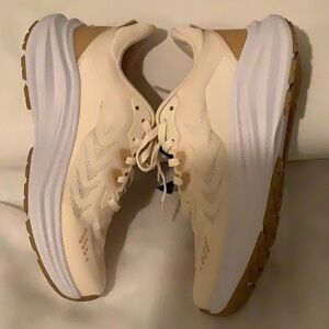 Avia Women's Cream Sneakers